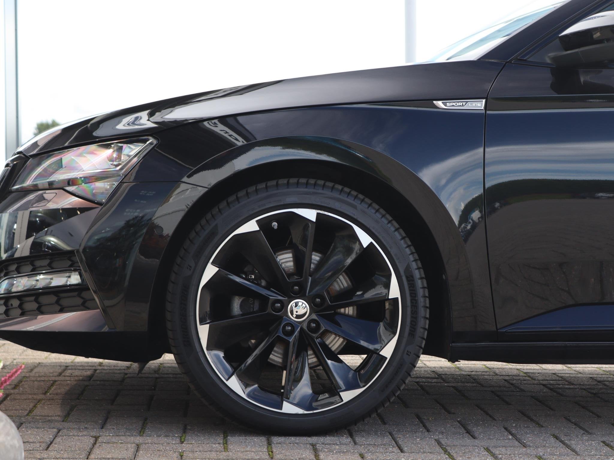 Skoda Superb Combi 1.4 TSI 218 pk DSG iV Sportline Business, Auto's, Skoda, Gebruikt, 4 cilinders, Alcantara, Zwart