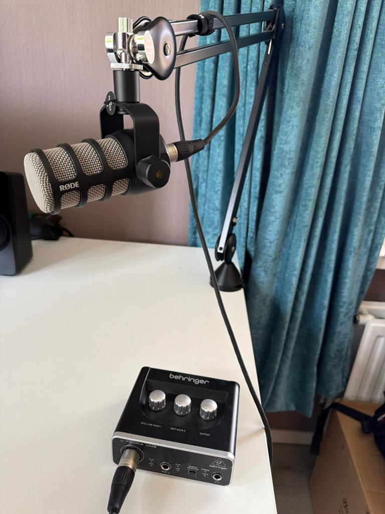 RØDE PodMic met arm + Behringer U-Phoria UM2 Audio Interface, Muziek en Instrumenten, Microfoons, Ophalen, Nieuw, Studiomicrofoon