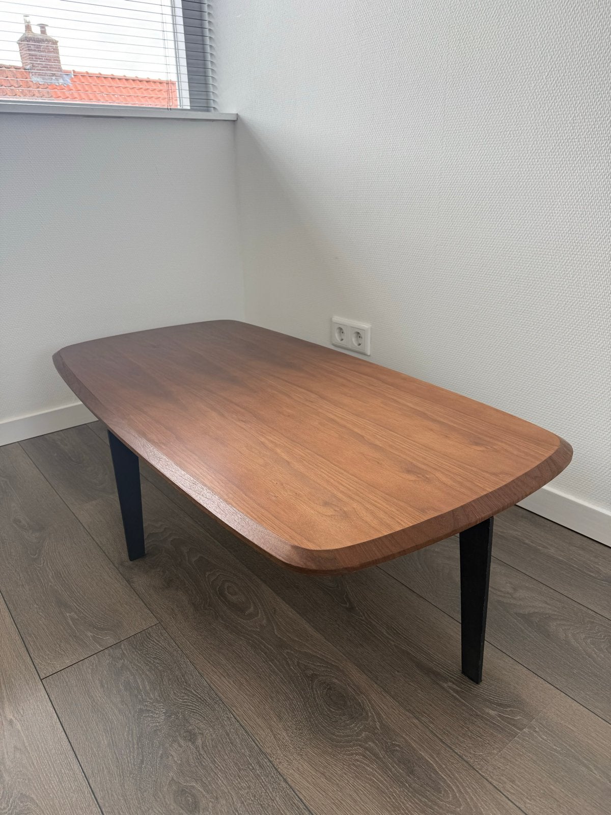 Moderne salontafel met mango houten blad en metalen poten, Ophalen, Overige materialen, 100 tot 150 cm, Nieuw