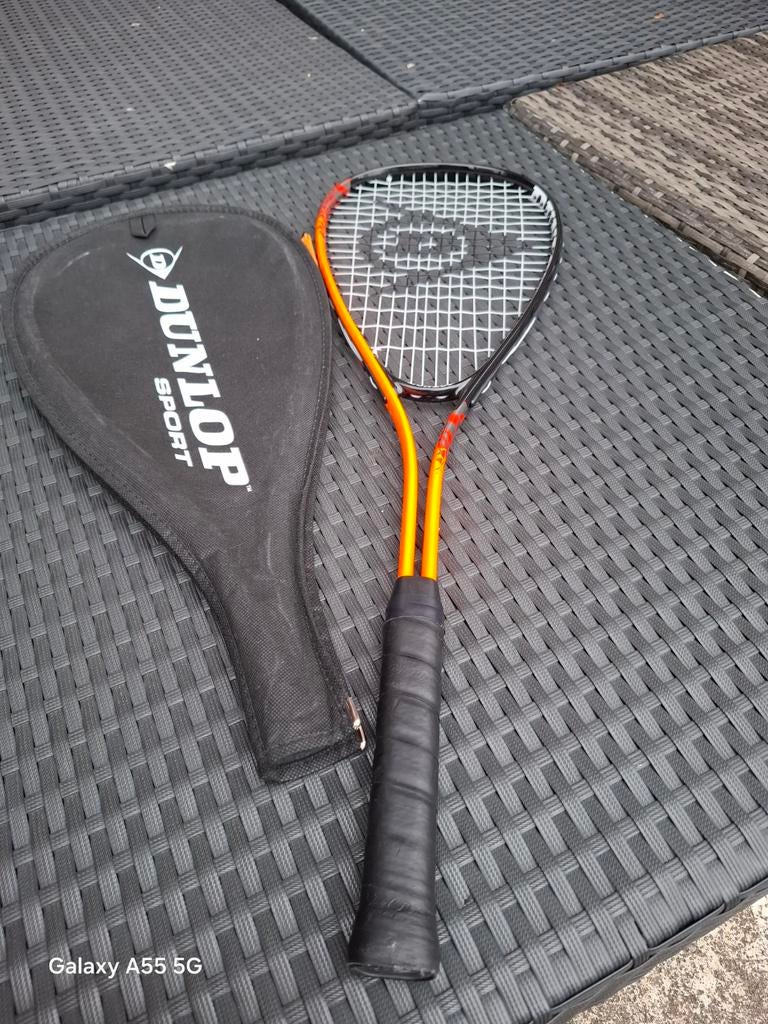 Dunlop Squash Racket met Hoes - Zo goed als nieuw, Sport en Fitness, Squash, Dunlop Sports, Ophalen of Verzenden, Zo goed als nieuw
