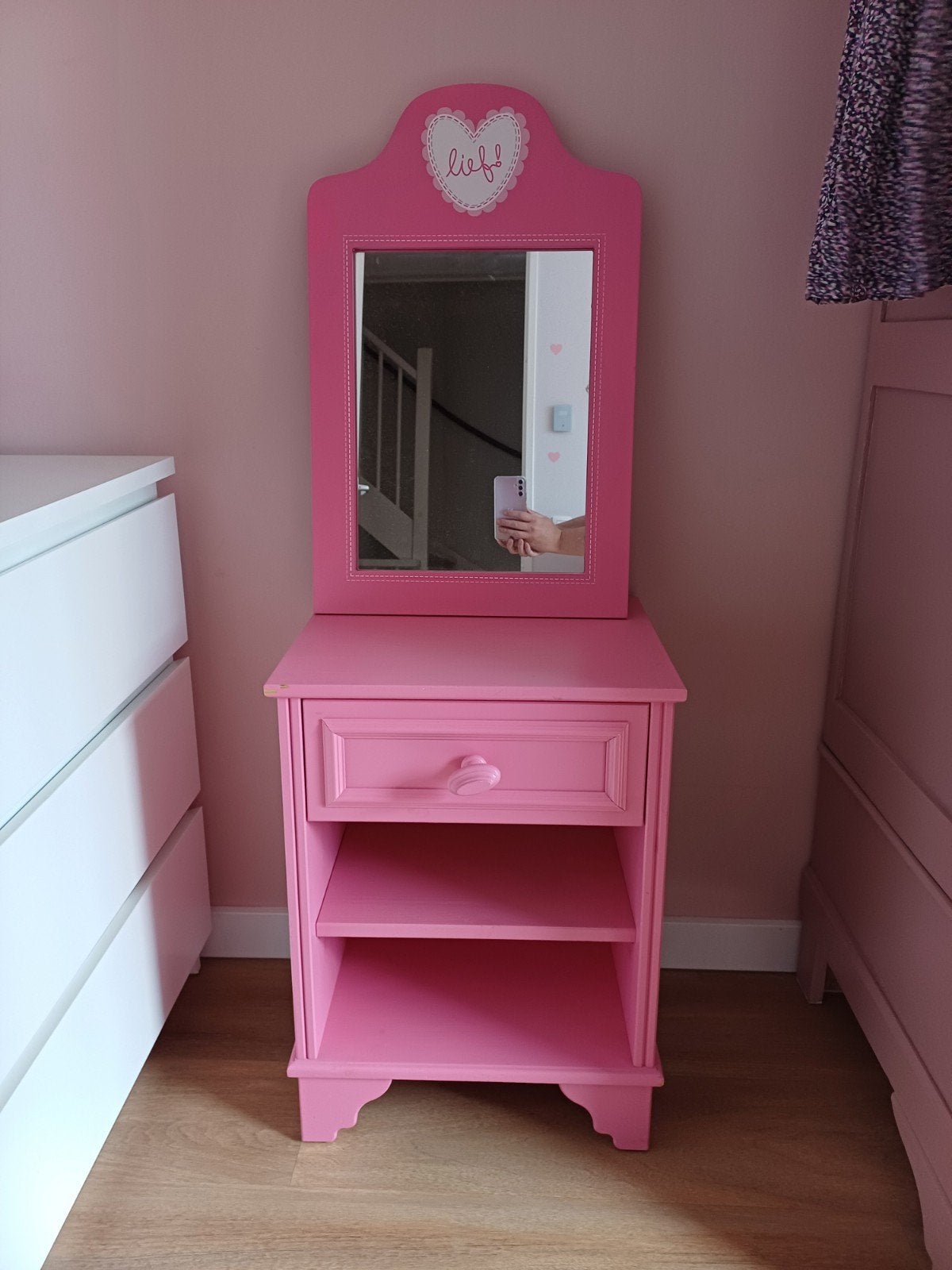 Lief! roze nachtkastje met spiegel, Huis en Inrichting, Ophalen, Gebruikt, Minder dan 45 cm, 55 tot 70 cm