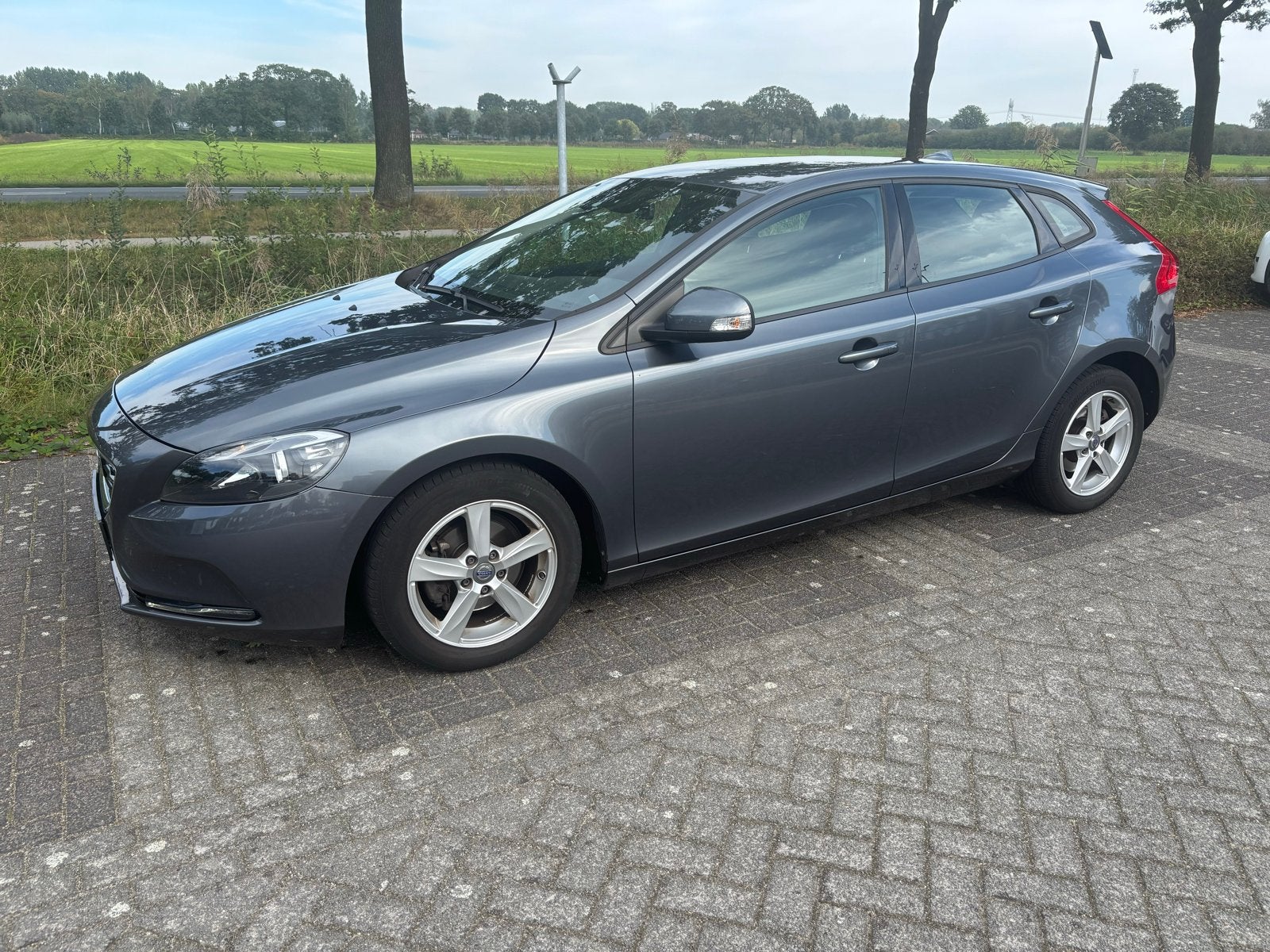 Volvo V40 1.6 D2 115PK 2013 Grijs km stand 217000, Voorwielaandrijving, 4 cilinders, Origineel Nederlands, 140 €/maand