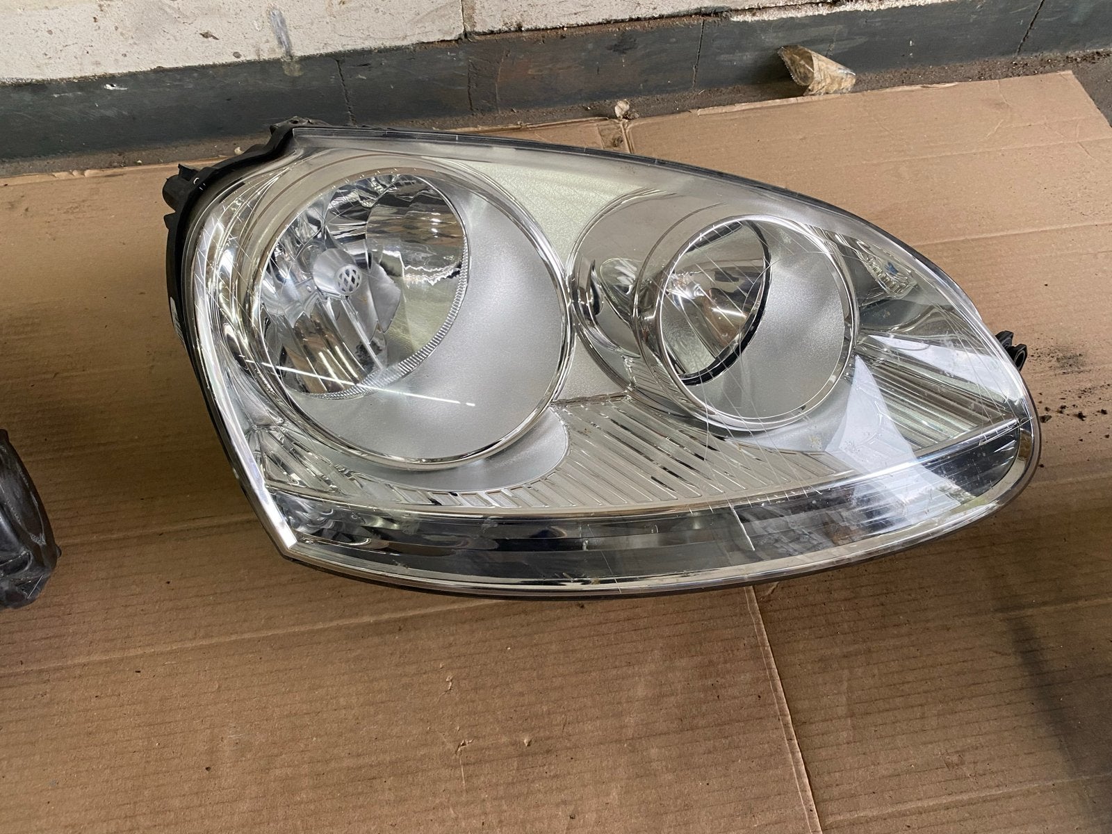 Koplamp Volkswagen Golf 5 - Hella, Ophalen of Verzenden, Gebruikt, Volkswagen