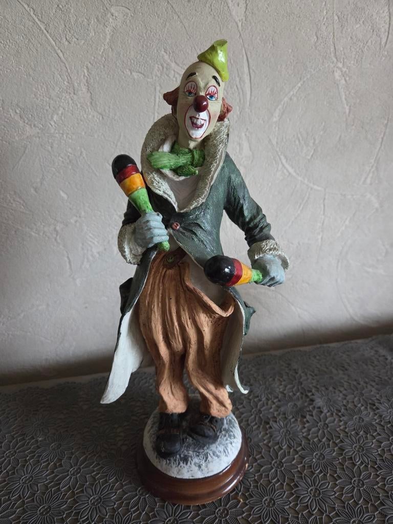 Beeldje van een clown met jongleerkegels, Verzamelen, Beelden en Beeldjes, Ophalen, Zo goed als nieuw, Mens