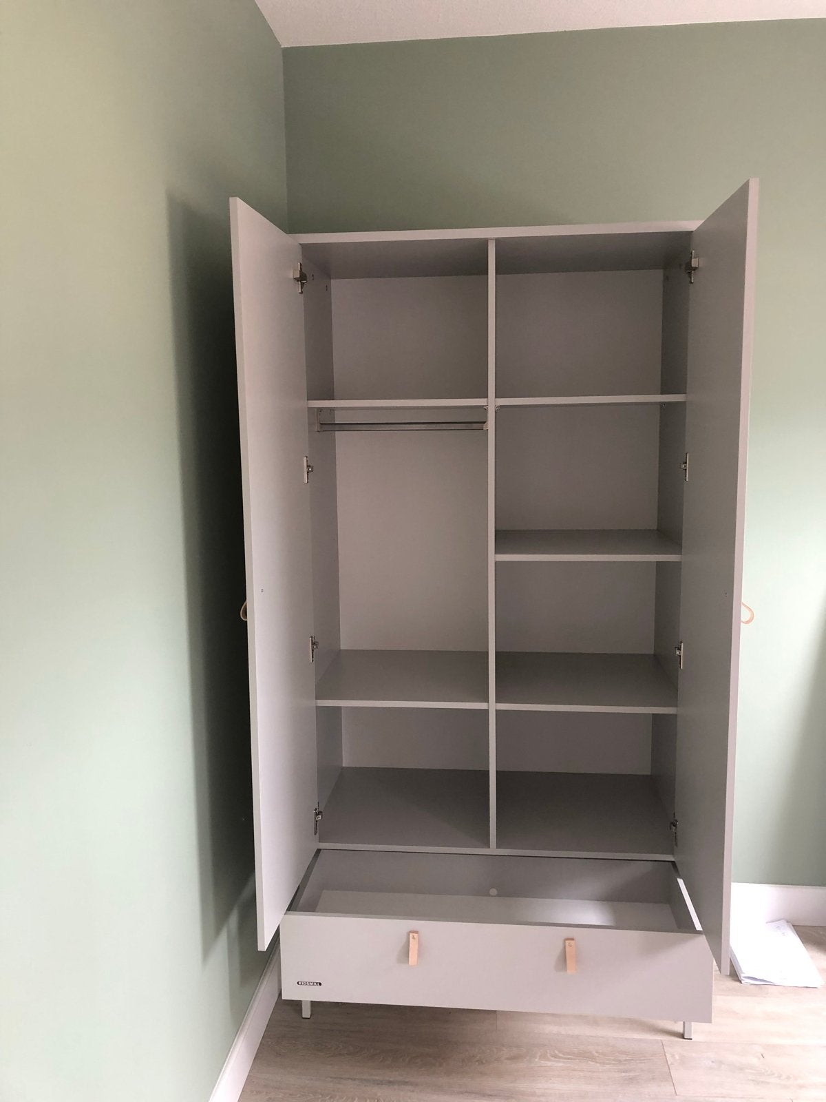 Kidsmill kledingkast en bijpassende commode, Ophalen, 50 tot 100 cm, Zo goed als nieuw, Met lade(s)