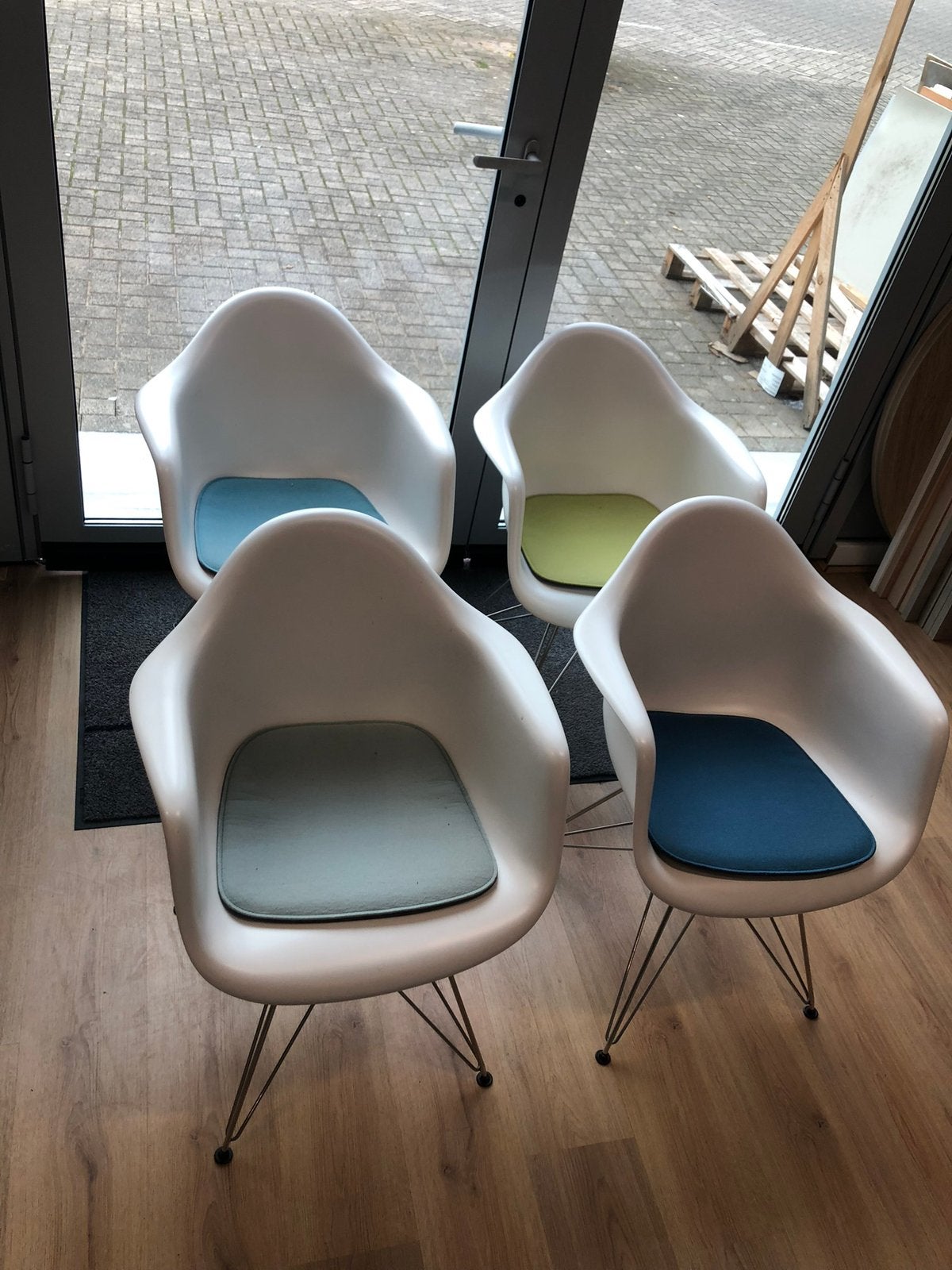 Set van 4 Vitra look stoelen (Design) zie foto's!, Ophalen of Verzenden, Zo goed als nieuw