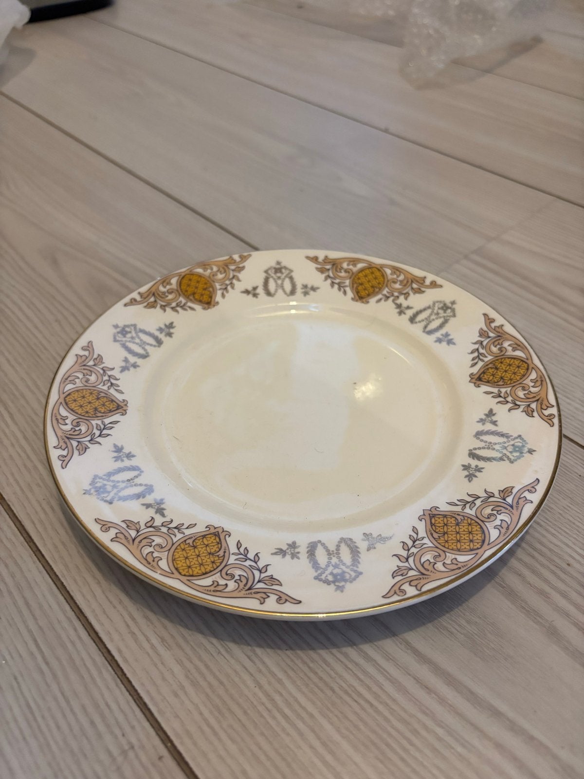Mosa Maastricht bord met geel-gouden decoratie, Antiek en Kunst, Ophalen of Verzenden