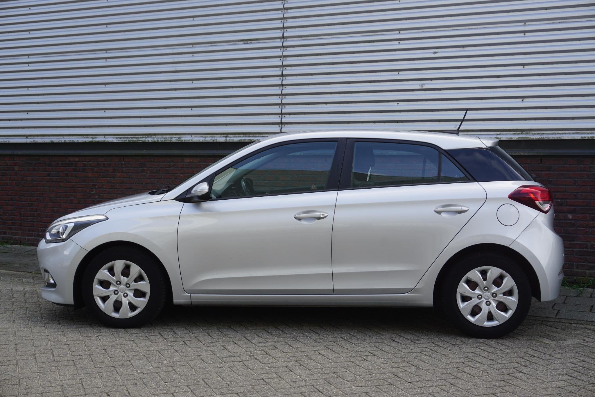 Hyundai i20 1.0 T-GDI 100PK/Dealeronderhouden/Camera/Navi/ 2, Auto's, Gebruikt, Euro 6, 23 km/l, Origineel Nederlands