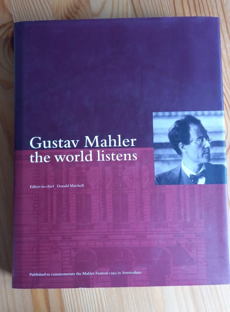 Gustav Mahler - The world Listens, Ophalen of Verzenden, Zo goed als nieuw, Overige onderwerpen