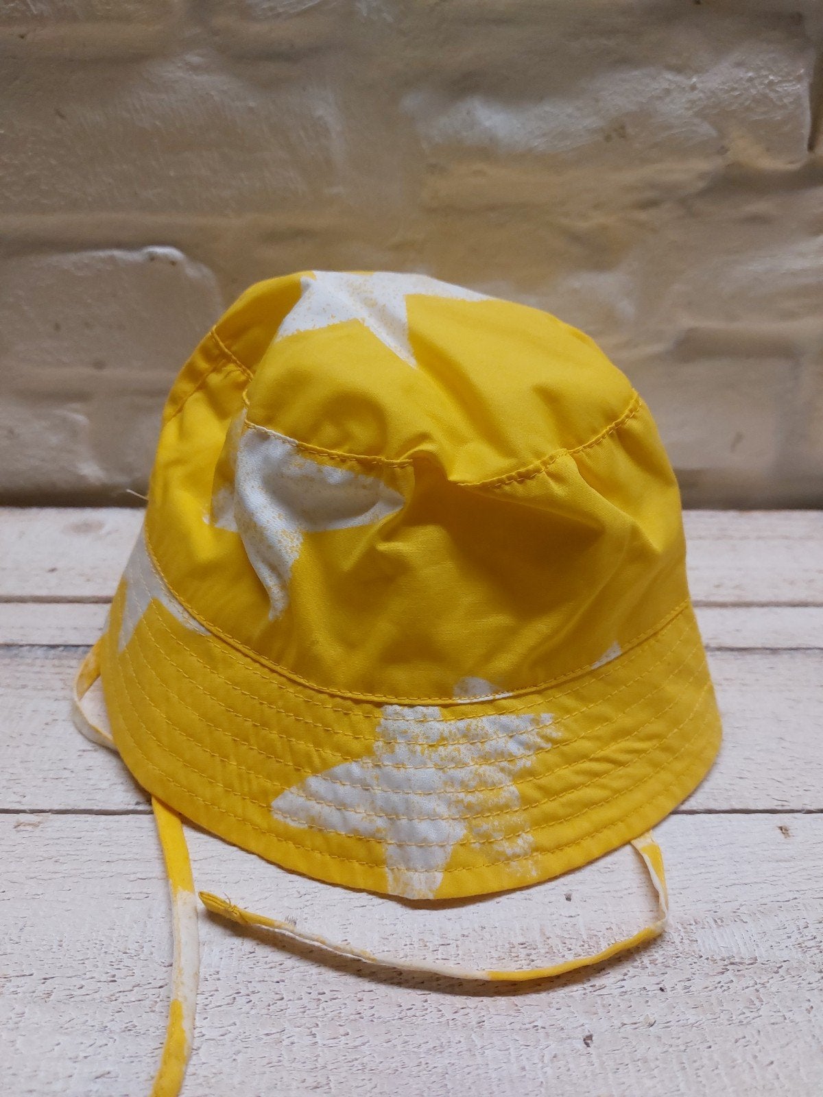 Hema zonnehoedje geel met sterren, maat 18-36 maanden, Kinderen en Baby's, Babykleding | Mutsen, Sjaals en Wanten, Zo goed als nieuw