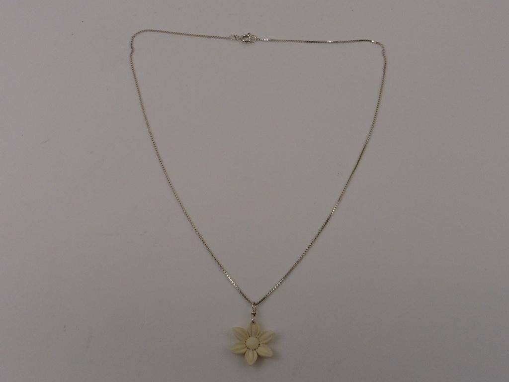 Zilveren collier met bloem hanger                         M3, Gebruikt, ., Beige, Ophalen of Verzenden