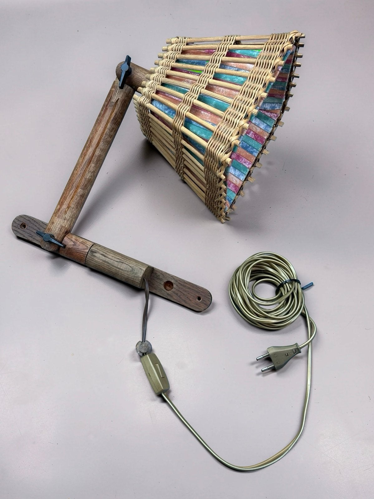Vintage rotan wandlamp met teakhouten arm in goede staat, Gebruikt, Meerkleurig, Ophalen of Verzenden, Wandlamp