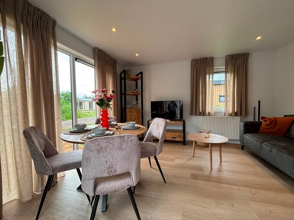 Last minute 100,00 euro per nacht 4-pers. chalet met hottub, 2 slaapkamers, Recreatiepark, Chalet, Bungalow of Caravan, Internet