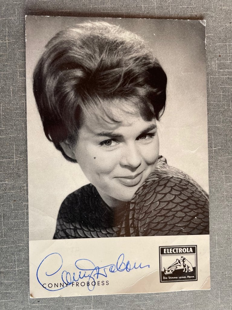 ansichtkaart van Conny Froboess met echte handtekening., Verzamelen, Verzenden, 1960 tot 1980, Sterren en Beroemdheden