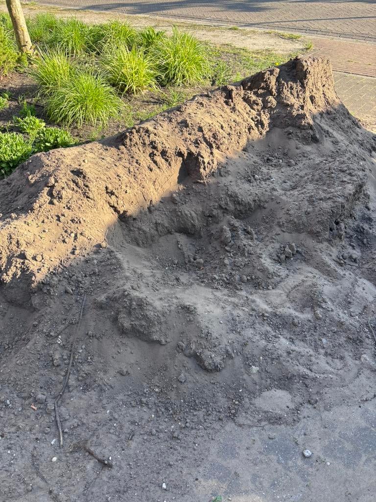 Gratis: zwart zand 1.5 kuub, Ophalen, Tuinaarde