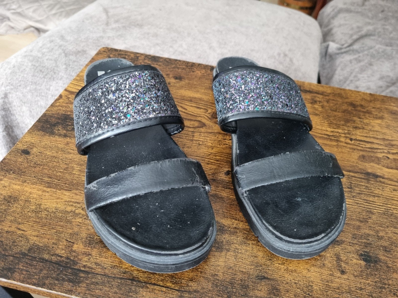 Comfortabele zwarte slippers in maat 42. De slippers hebben, Slippers, Zwart, Ophalen of Verzenden, Zo goed als nieuw