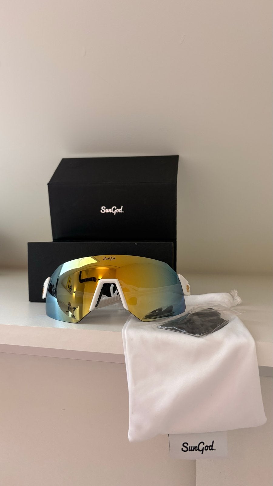Sungod Ultras Sportbril - Wit Frame, 8KO Gouden Lens, Overige merken, Zonnebril, Wit, Nieuw