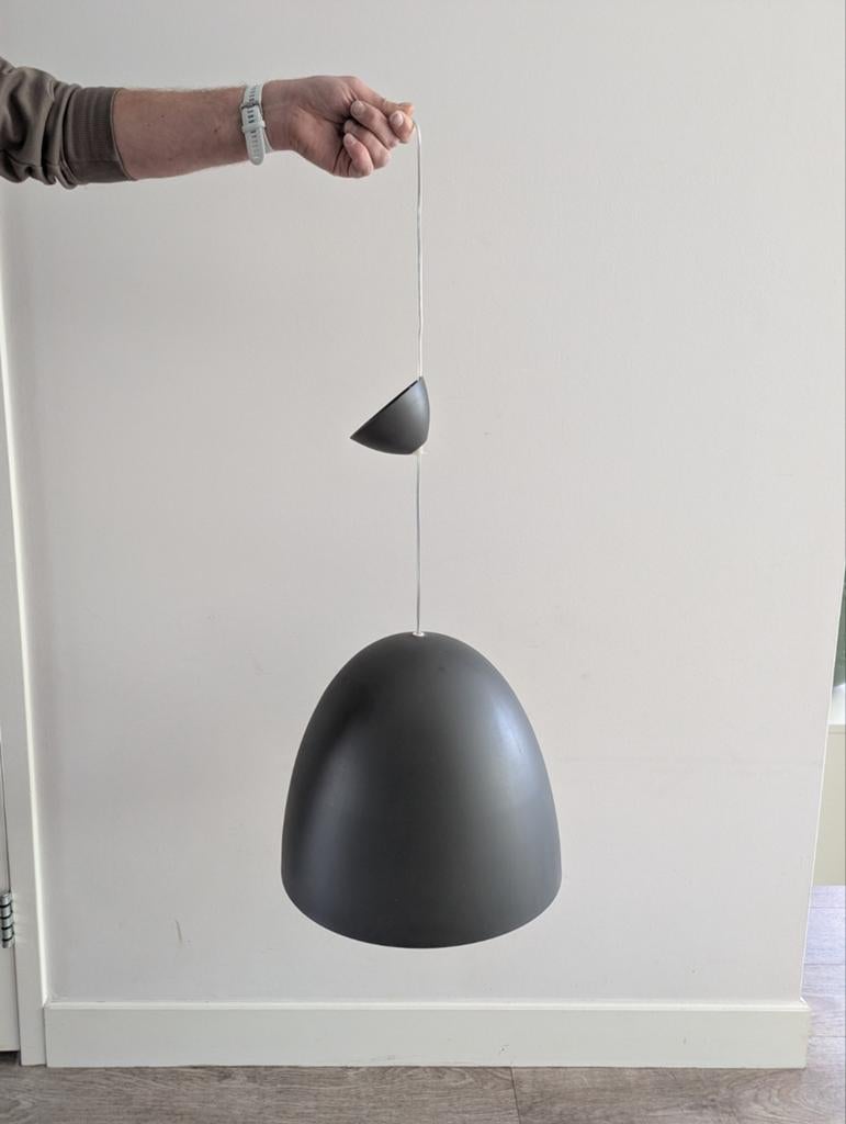Moderne donkergrijze hanglamp - Zo goed als nieuw, Huis en Inrichting, Lampen | Hanglampen, Ophalen, 50 tot 75 cm, Zo goed als nieuw