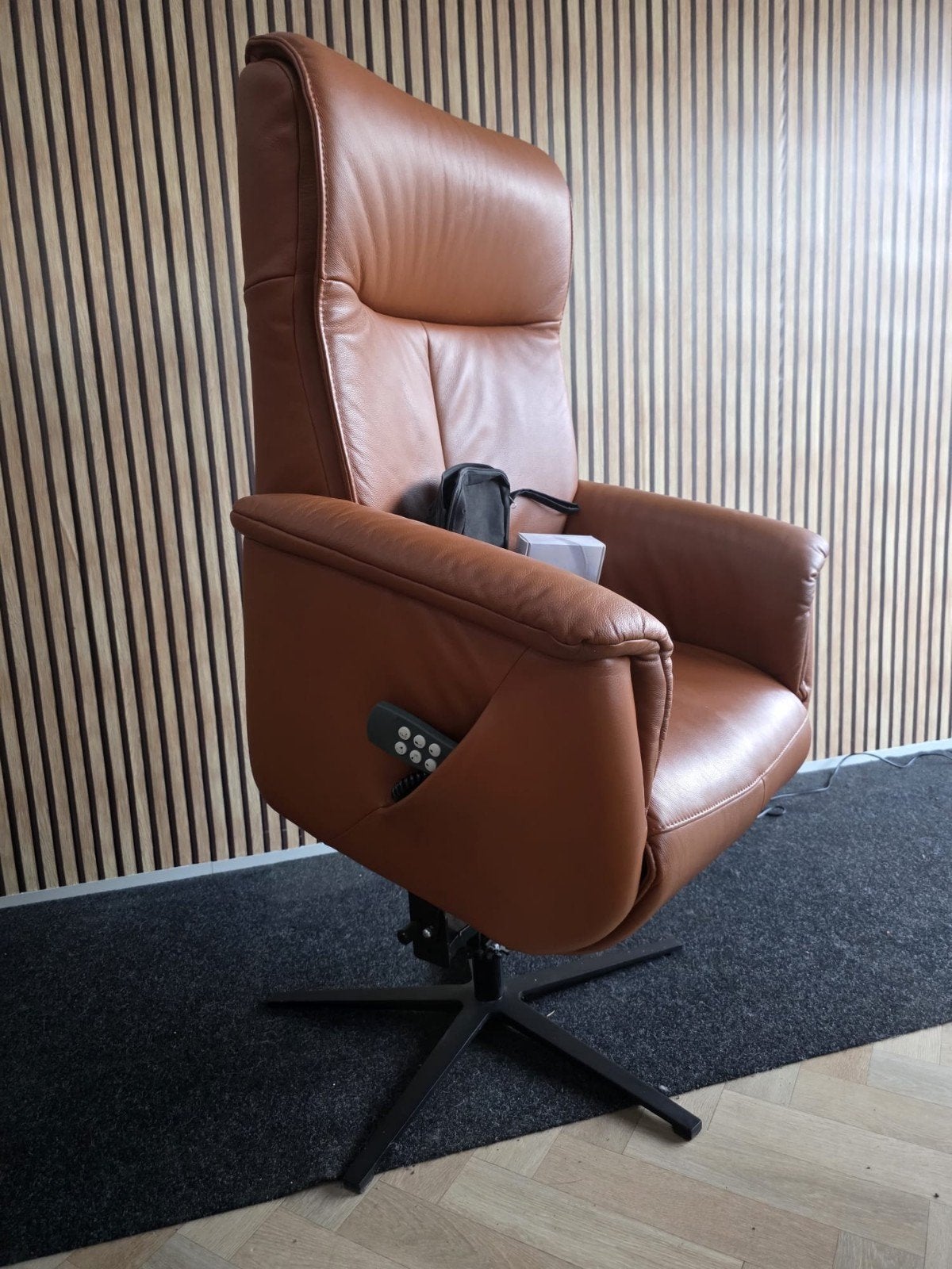 Prominent relaxfauteuil - Sta op - Leder - Cognac - Medium, Huis en Inrichting, Ophalen of Verzenden, Zo goed als nieuw, Leer