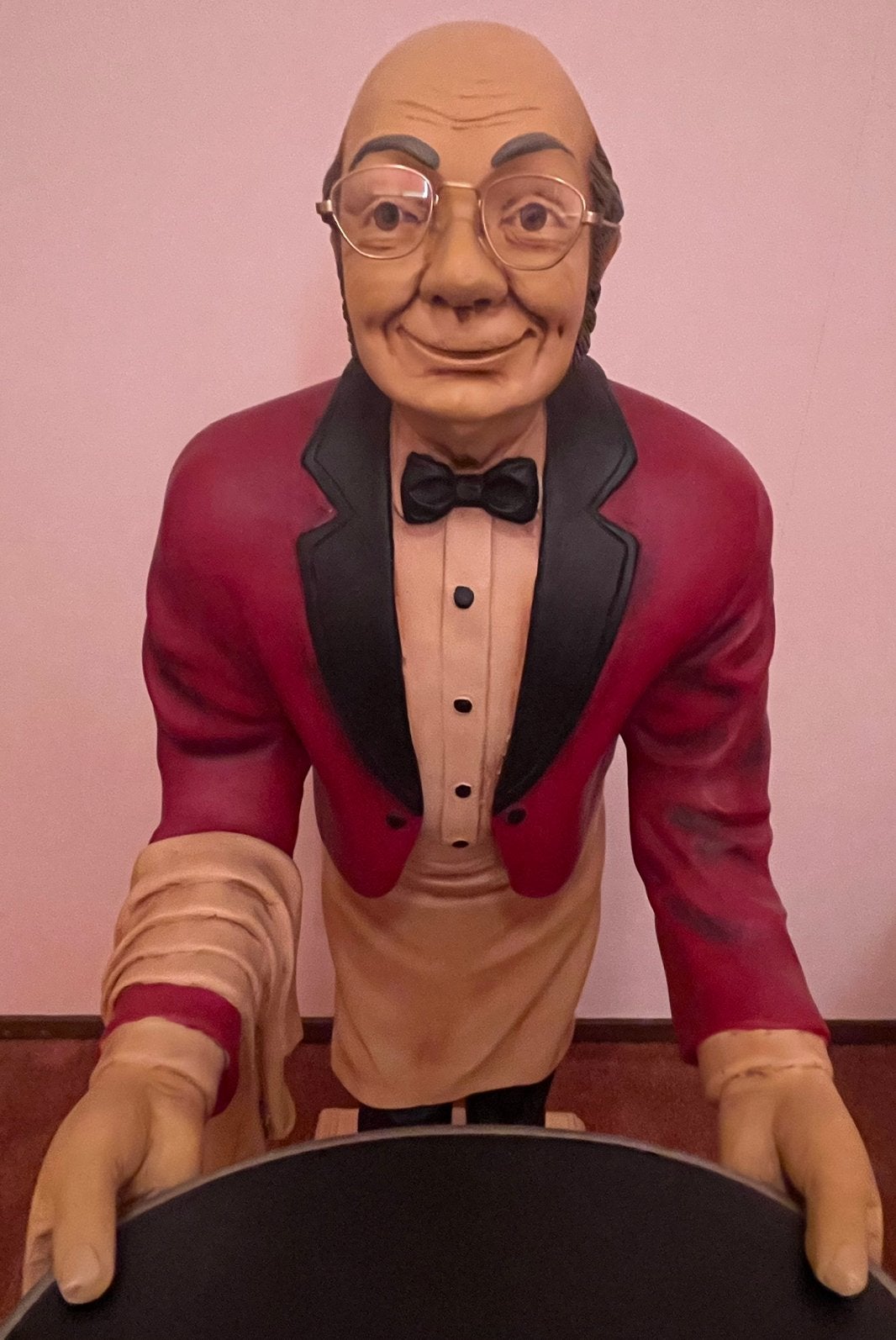 Oude butler met dienblad (decoratie thuis, zaak, horeca), Ophalen, Zo goed als nieuw, Overige vormen, Kunststof