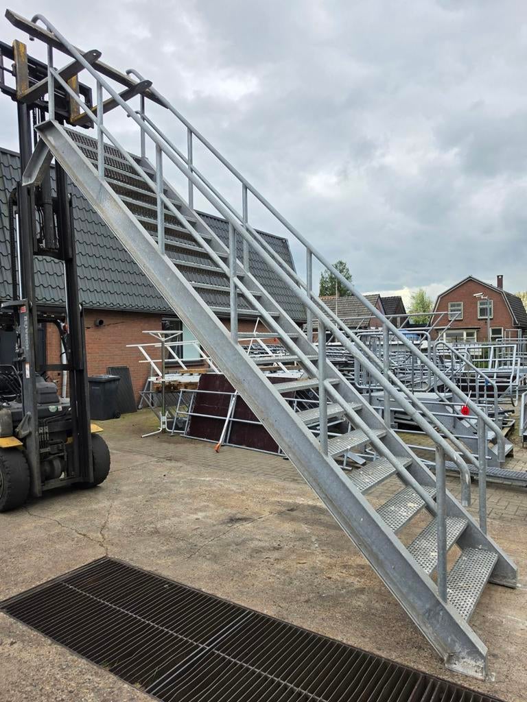 Stalen trap gegalv. Hoog 3,8 mtr. Nor072, Ophalen, 2 tot 4 meter