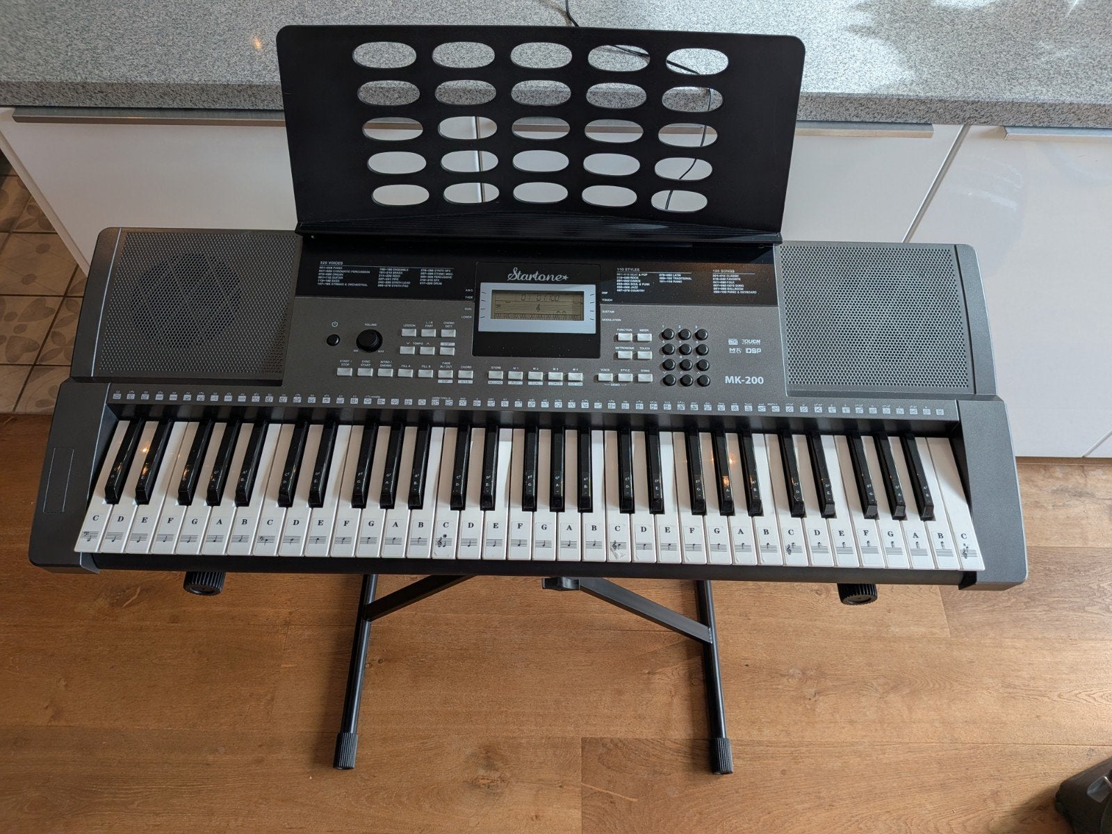 Startone MK-200 keyboard met standaard en bladmuziekhouder, 61 toetsen, Ophalen, Overige merken, Aanslaggevoelig