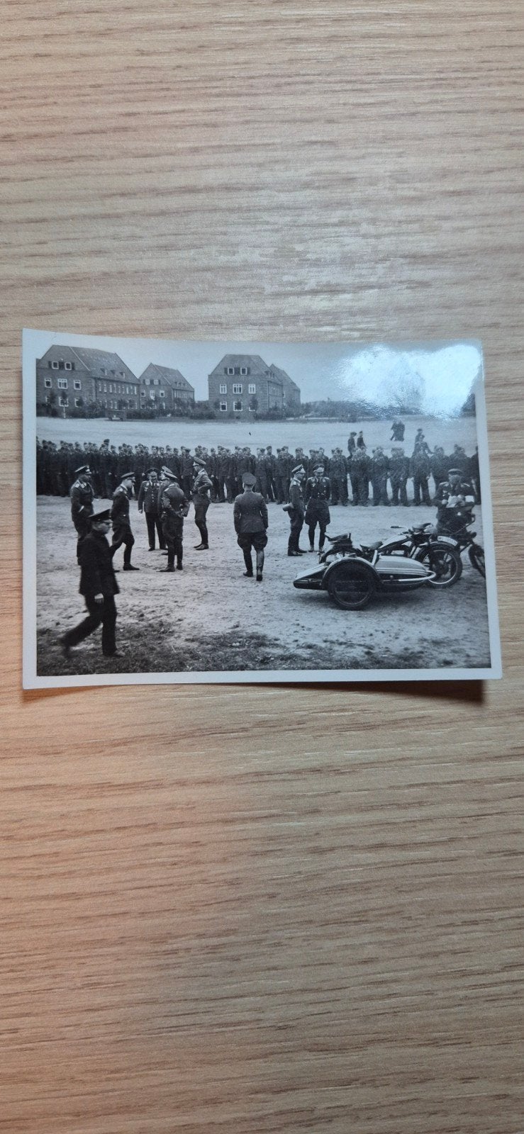WO2 foto Duitse Luftwaffe kazerne met diverse soldaten, Ophalen of Verzenden, Luchtmacht, Duitsland, Foto of Poster