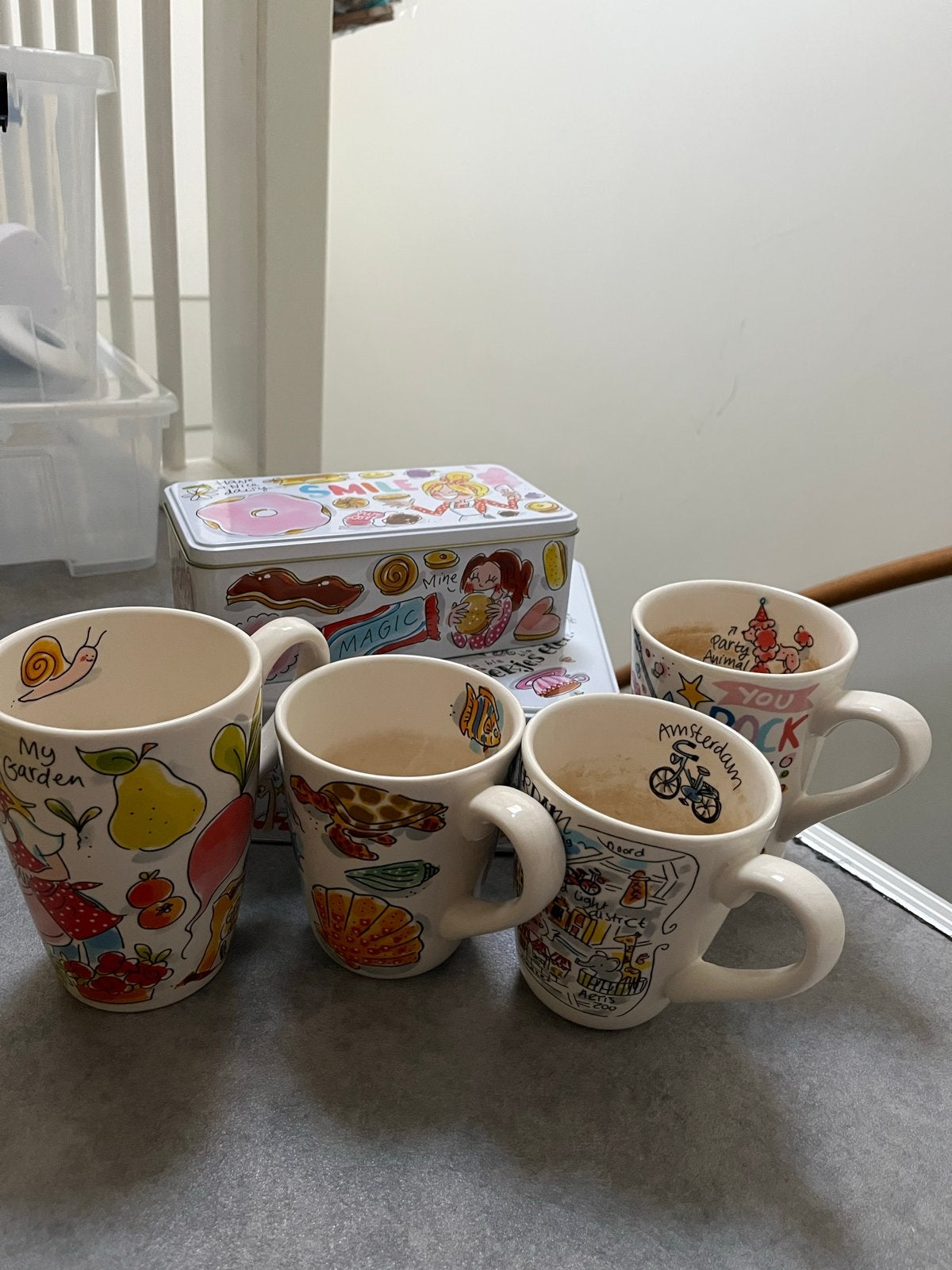 Blond Amsterdam servies: 2 blikken en 4 mokken, Huis en Inrichting, Ophalen, Gebruikt, Keramiek, Blond Amsterdam