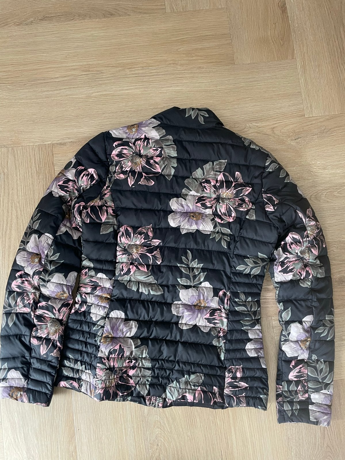 Miss Etam bloemenprint gewatteerde jas maat S, Ophalen of Verzenden, Zo goed als nieuw, Maat 36 (S), Zwart