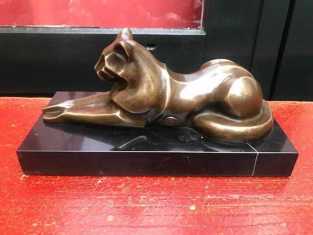 bronzen beeld van een rustende kat, Antiek en Kunst, Art deco, Ophalen of Verzenden, 20 - 50 cm, Beeld