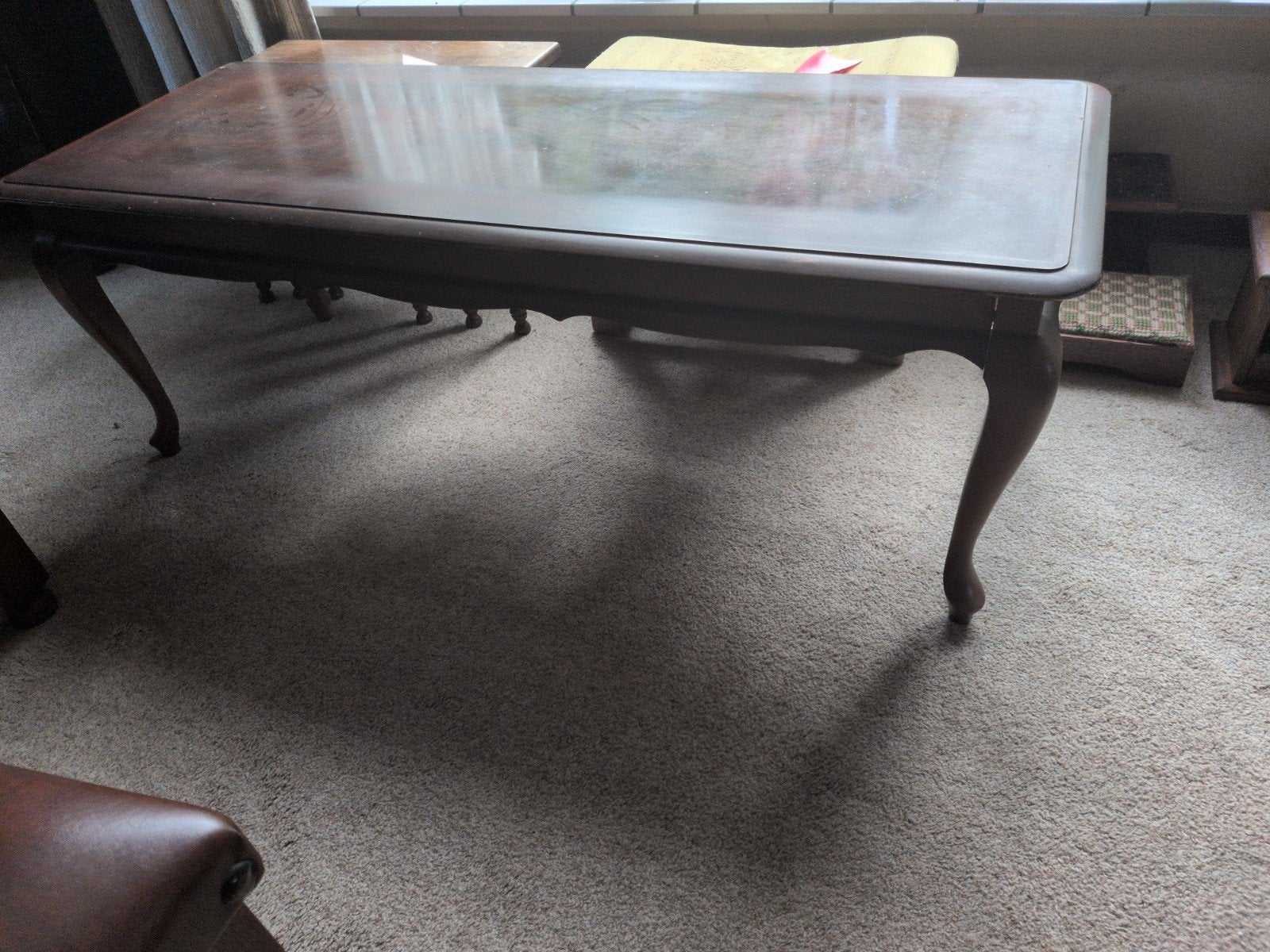 Klassieke salontafel met sierlijke poten, Ophalen