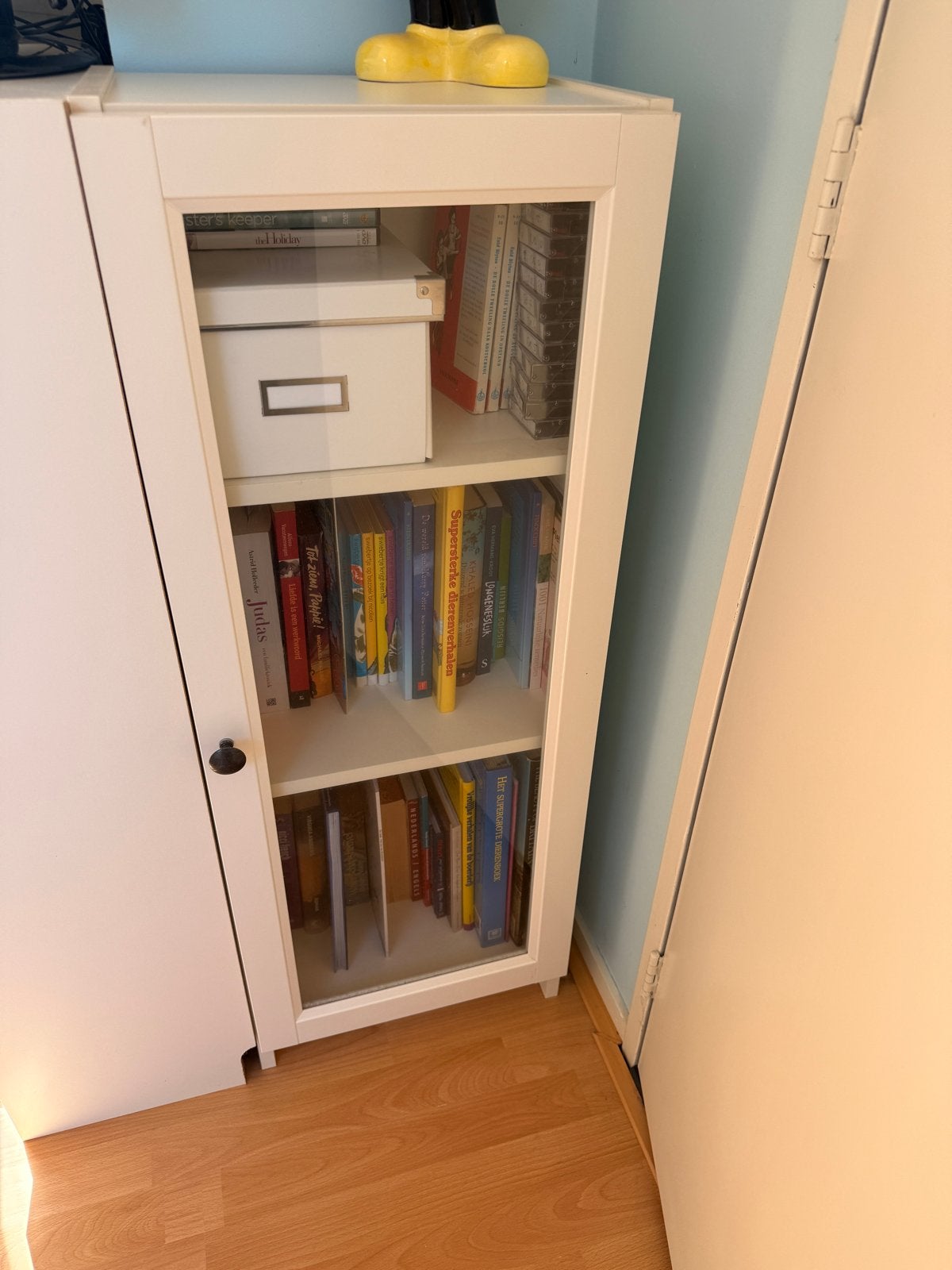 Smalle witte IKEA kast met glazen deur, Ophalen, Minder dan 50 cm, Gebruikt, 100 tot 150 cm