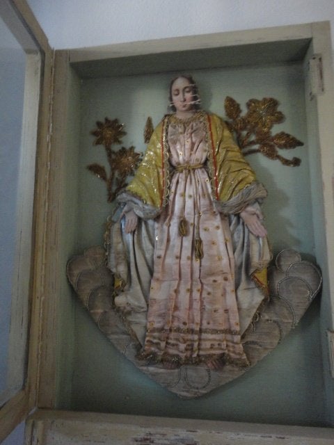 oud VITRINE HANGKASTJE met antieke GEBORDUURDE MADONNA erin, Antiek en Kunst, Ophalen