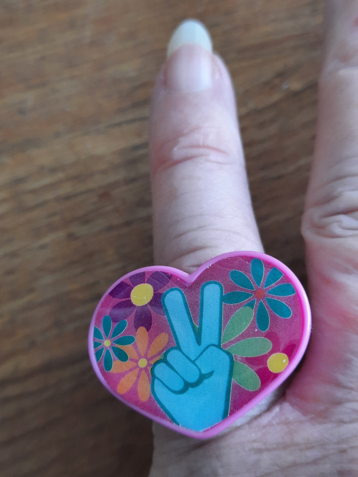 Vintage Roze Kunststof Ring met Peace Teken - Maat 16-17, Kunststof, Ophalen of Verzenden, Zo goed als nieuw, 17 tot 18