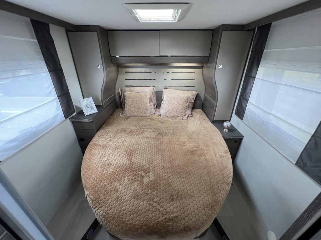 Challenger Graphite 348 QUEENSBED+HEFBED AUTOMAAT 170PK, Caravans en Kamperen, Automaat, Ford, 7 tot 8 meter, Bedrijf