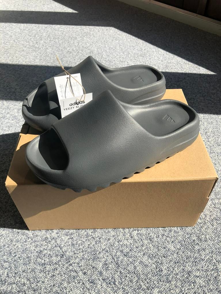 Yeezy slide Granit (42), Ophalen of Verzenden, Zo goed als nieuw