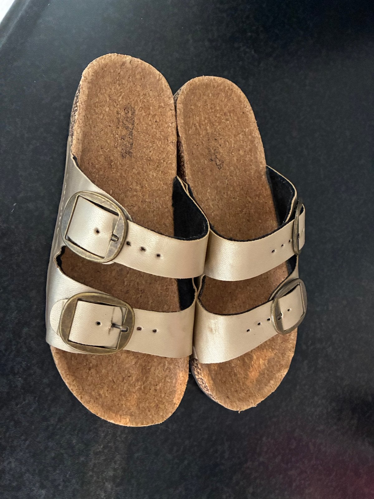 Gouden CoolShoe slippers met gespen, maat 37, Ophalen of Verzenden, Zo goed als nieuw, Overige kleuren, Slippers