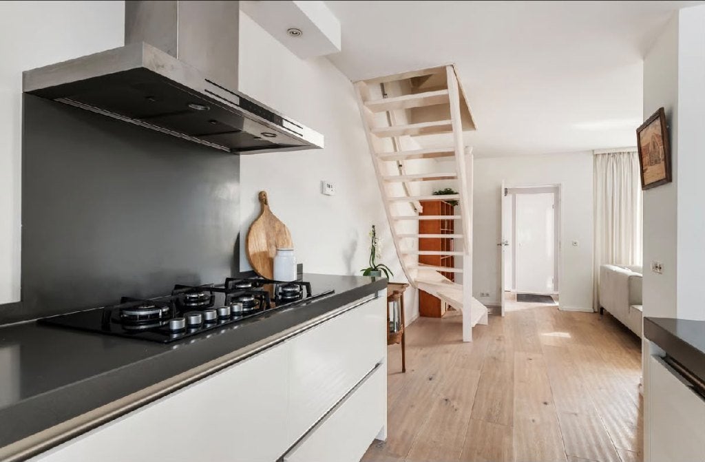 MODERNE MAT WITTE EILANDKEUKEN INCL. AEG APPARATUUR – €2.990, Wit, Overige typen, Ophalen of Verzenden, Zo goed als nieuw