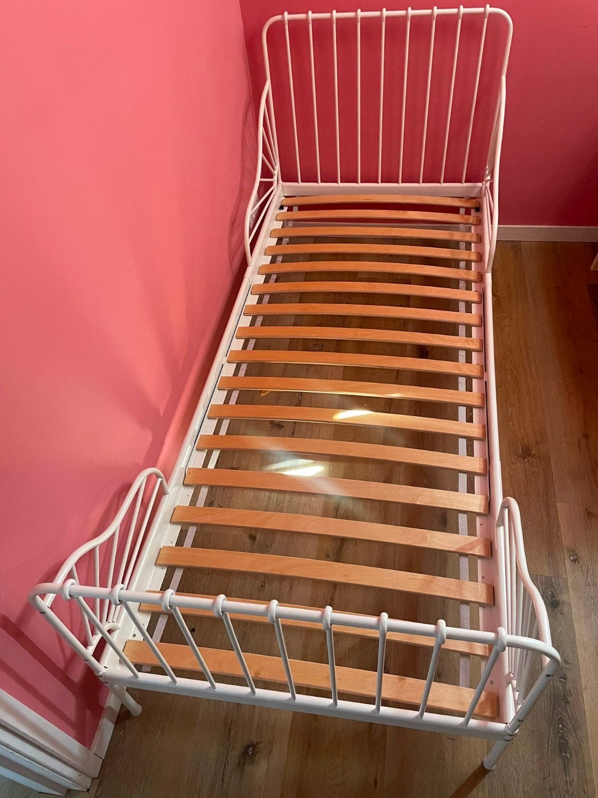 IKEA MINNEN meegroeibed bed wit, inclusief lattenbodem, Huis en Inrichting, Slaapkamer | Bedden, Ophalen, Eenpersoons, Wit, 80 cm