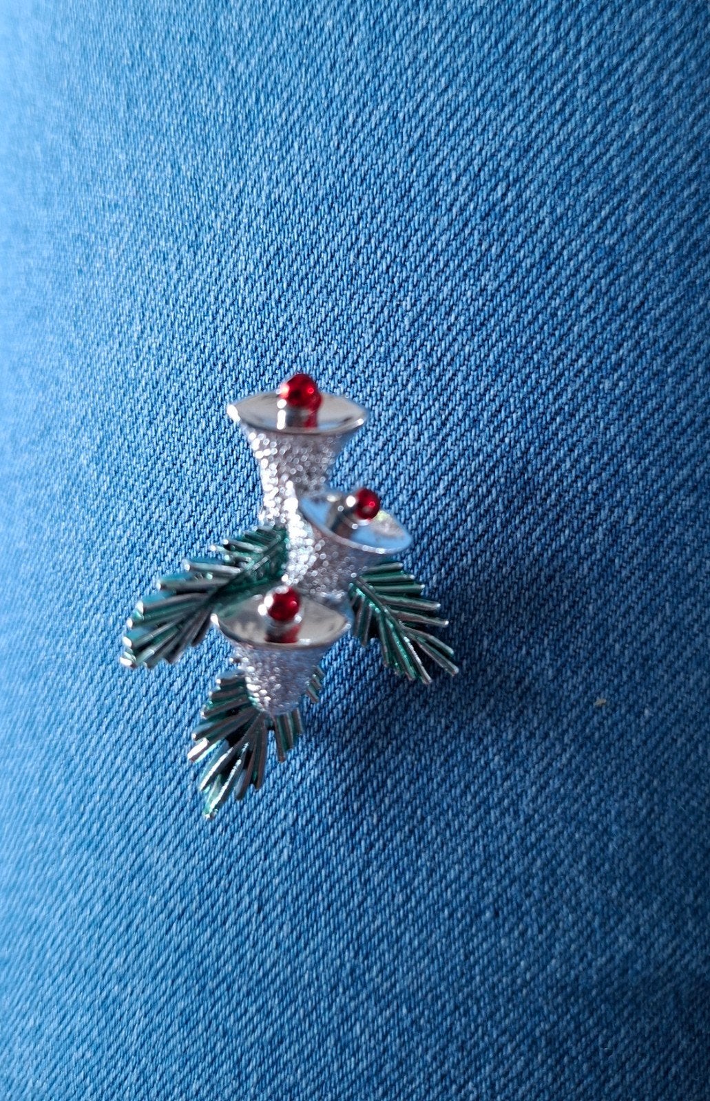 kerstbroche met rode steentjes, Ophalen of Verzenden, Zo goed als nieuw, Rood, Overige materialen