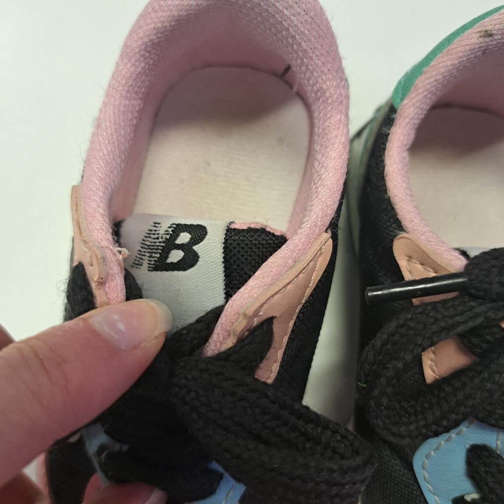 New Balance stoere kleurrijke sneakers maat 25 artnr 49263, Kinderen en Baby's, Kinderkleding | Schoenen en Sokken, ., Jongen of Meisje