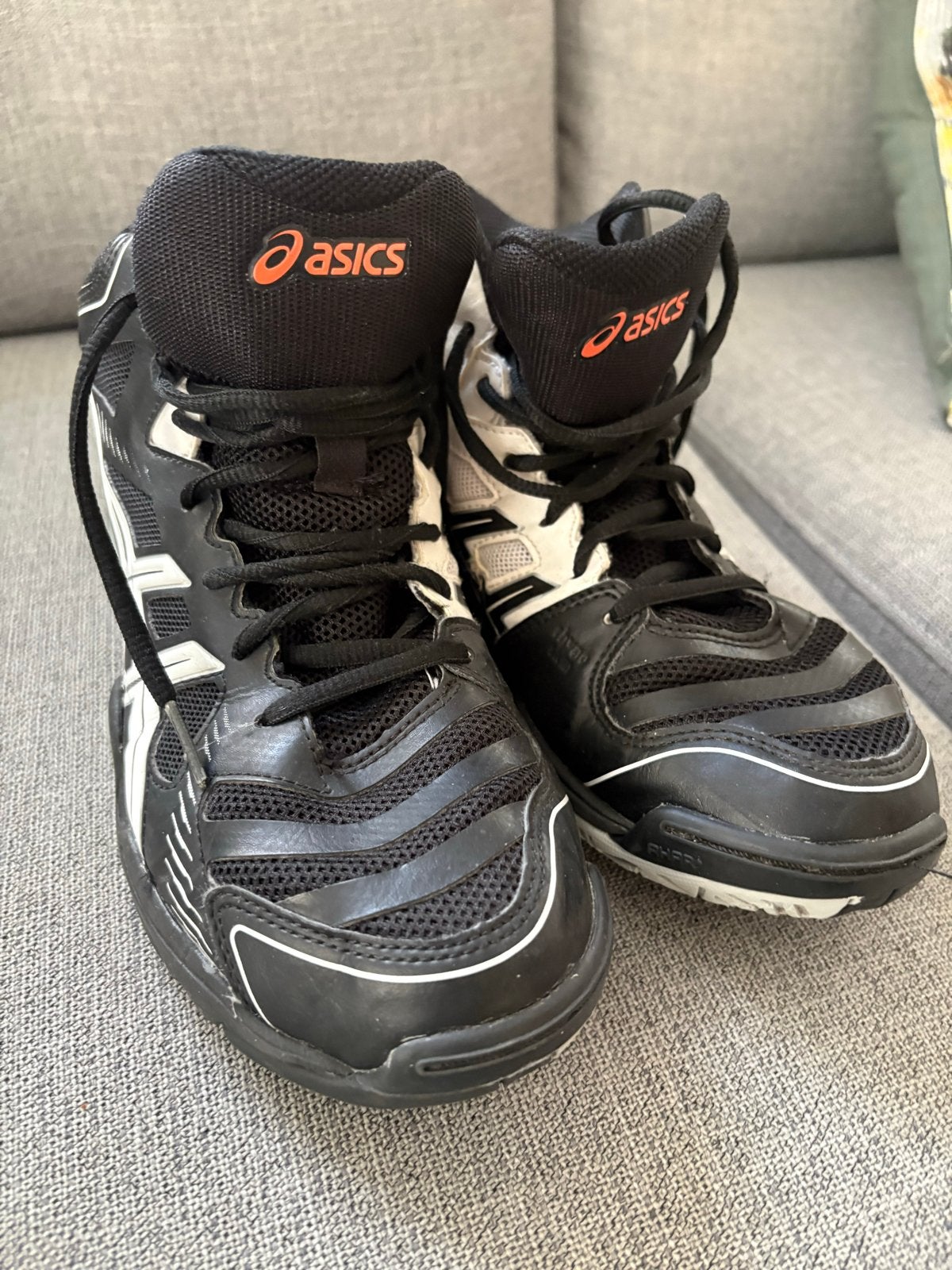 ASICS zaal/korfbalschoenen- Maat 42 - Zwart/Wit, Ophalen of Verzenden, Zo goed als nieuw, Schoenen
