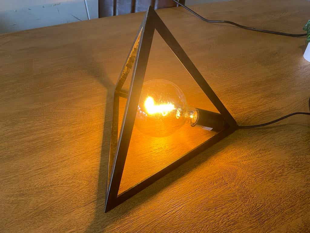 Metalen tafellamp piramide 29cm met gloeilamp, Huis en Inrichting, Ophalen, Nieuw, Metaal, Minder dan 50 cm