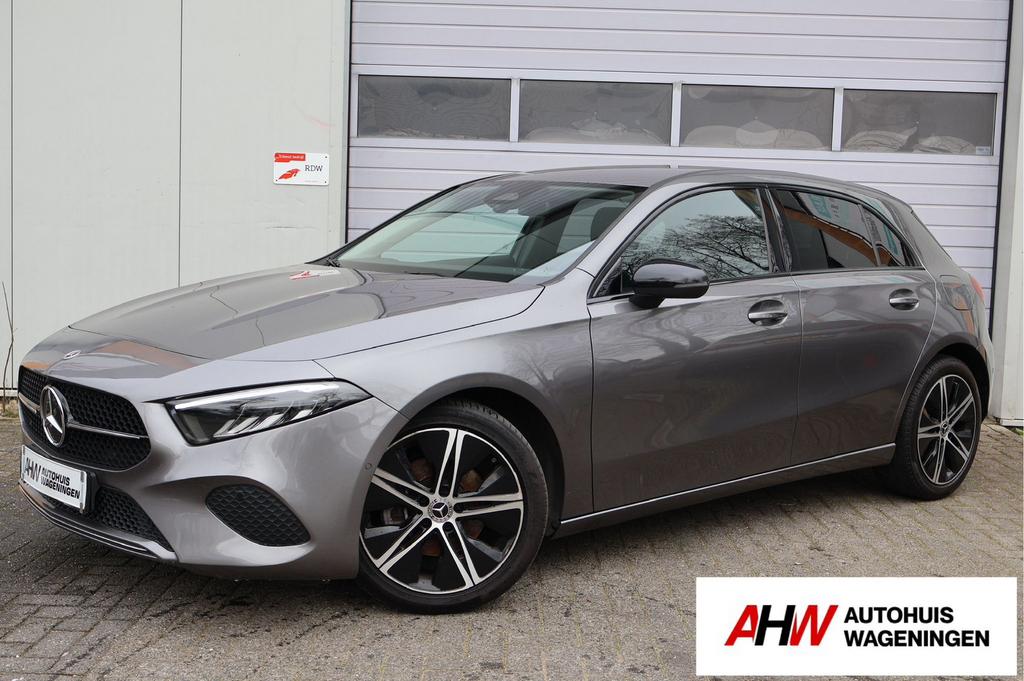 Mercedes-Benz A-Klasse A 180 136pk 7G-DCT 2023 Grijs, Auto's, Mercedes-Benz, 136 pk, 4 cilinders, Leder en Stof, Bedrijf
