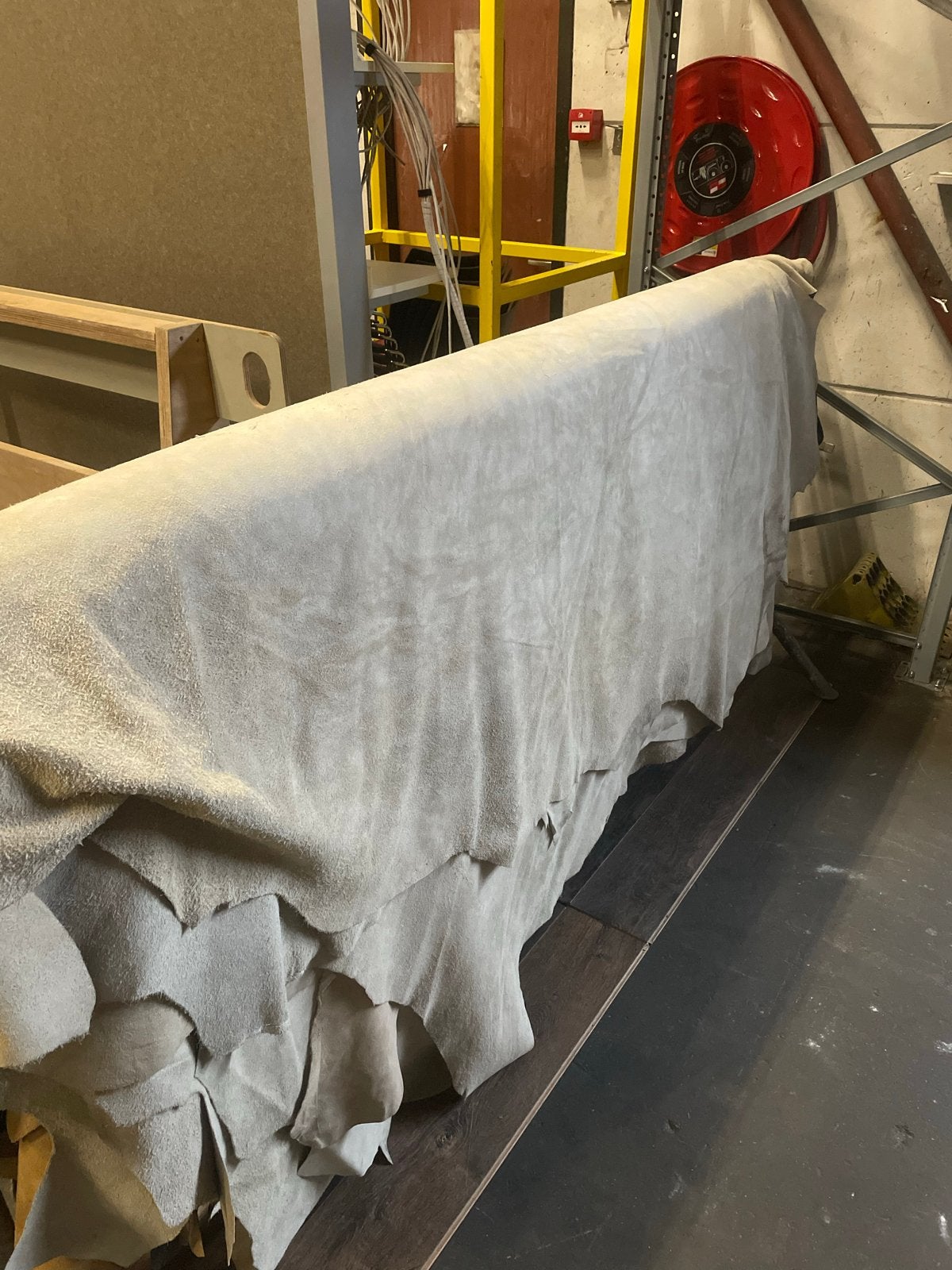 Meer dan 100 leren huiden te koop - Beige, bruin, zwart, Hobby en Vrije tijd, Stoffen en Lappen, Ophalen, Gebruikt, 120 cm of meer