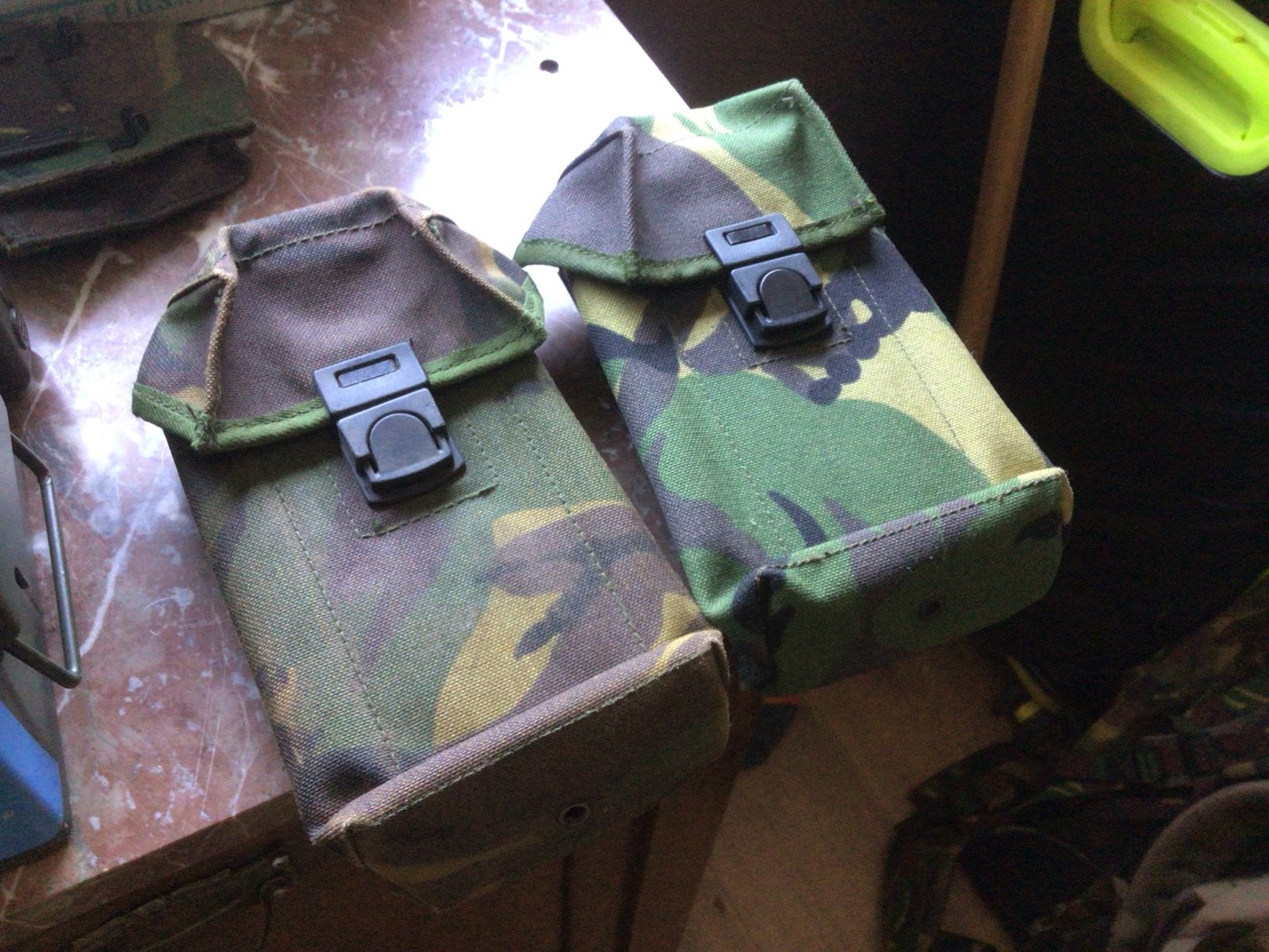 Twee camouflage patroon tassen - Militair, Ophalen of Verzenden, Landmacht, Overige gebieden, Overige typen
