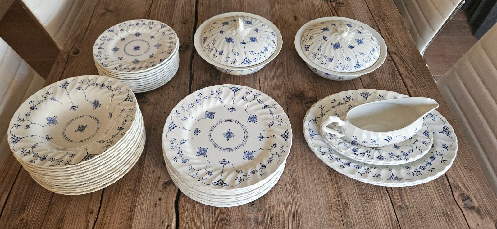 Servies wit met 2 schalen + deksel, 3 opdienschalen, juskom., Ophalen