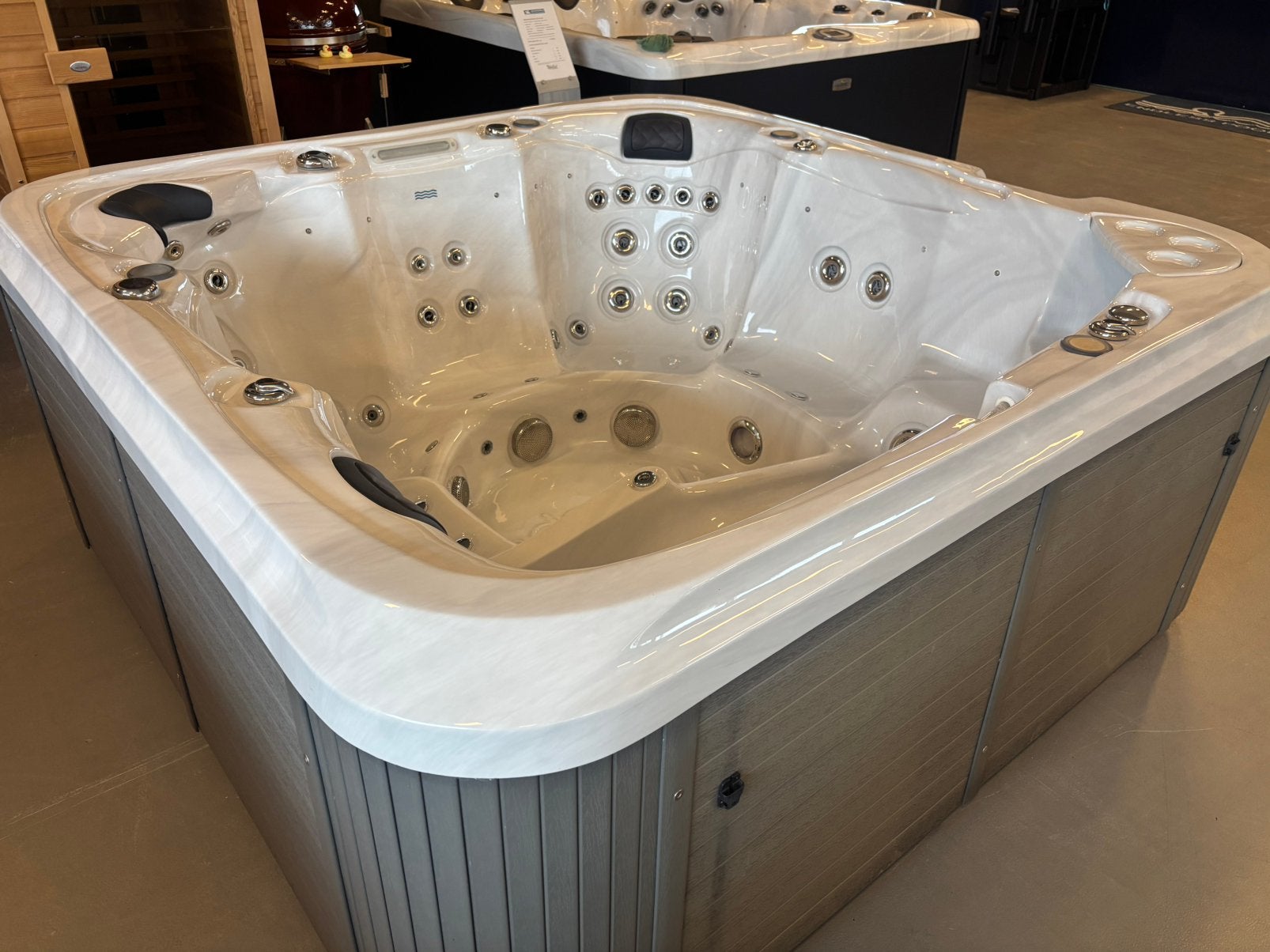 Jacuzzi Vivo 504-N 5 persoons spa uit Duitsland 220x220x92cm, Ophalen, Gebruikt, Afdekzeil, Inbouw