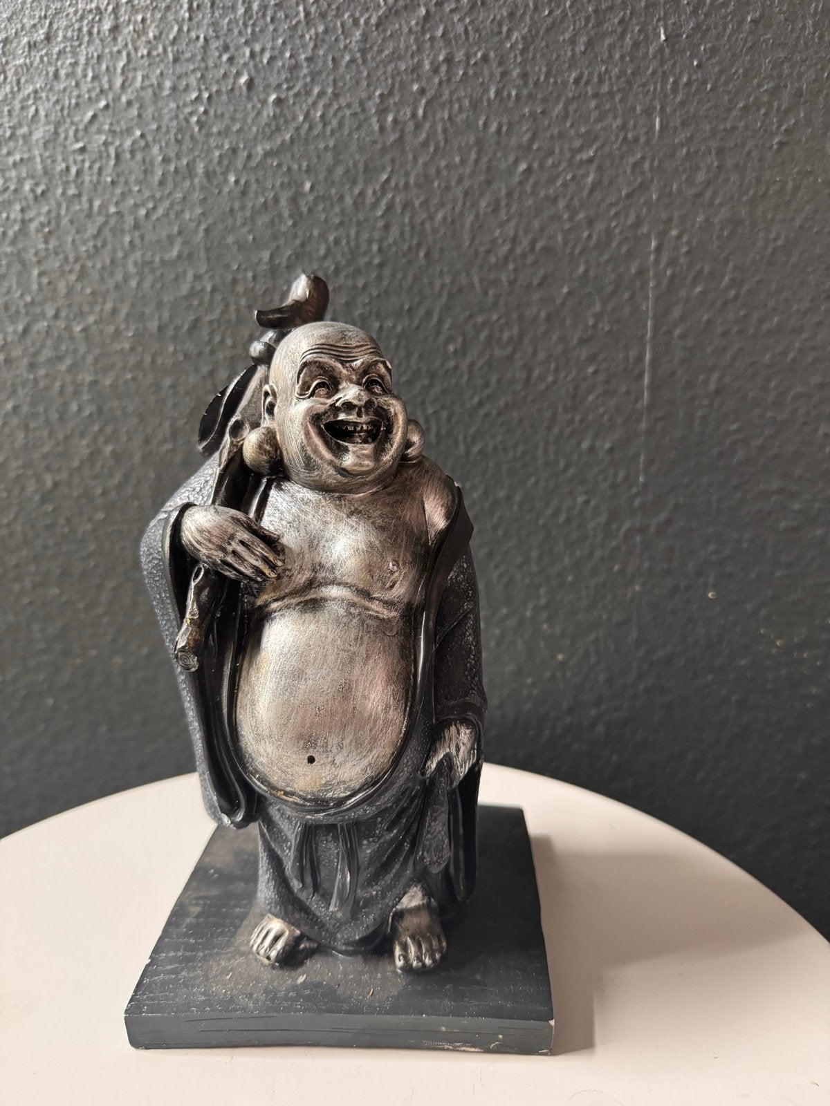 Boeddha beeld met rugzak aan stok - Decoratie, Ophalen of Verzenden, Gebruikt