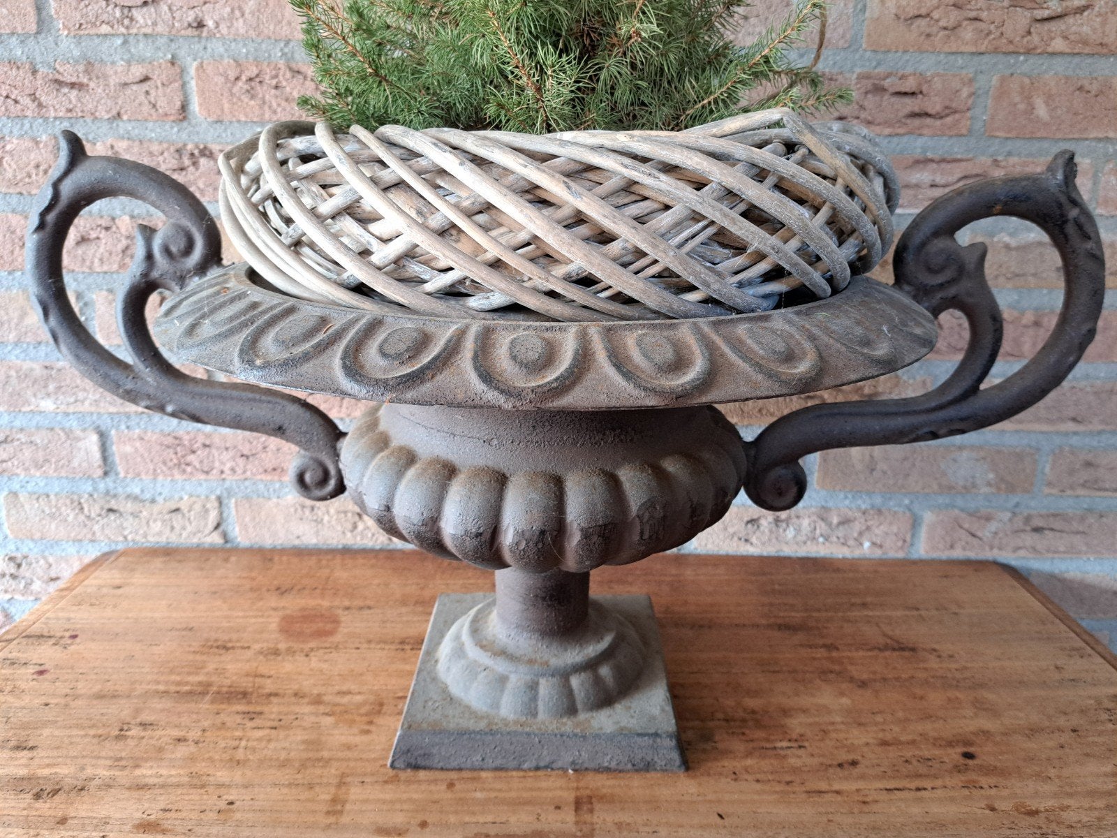 Gietijzeren decoratieve vaas/urn met sierlijke oren, Ophalen